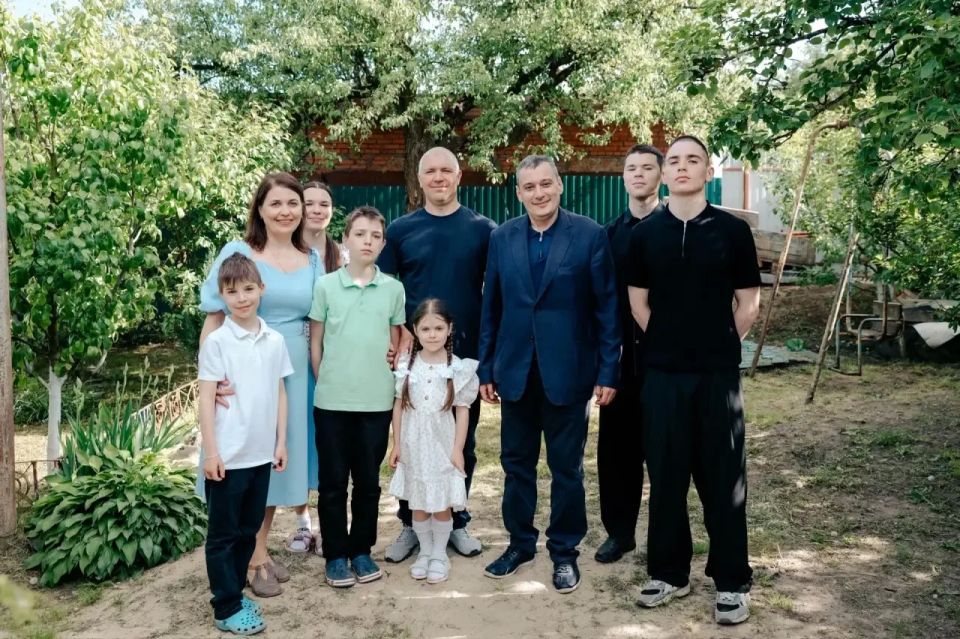 Александр Хинштейн встретился с многодетной семьей в канун Международного дня защиты детей