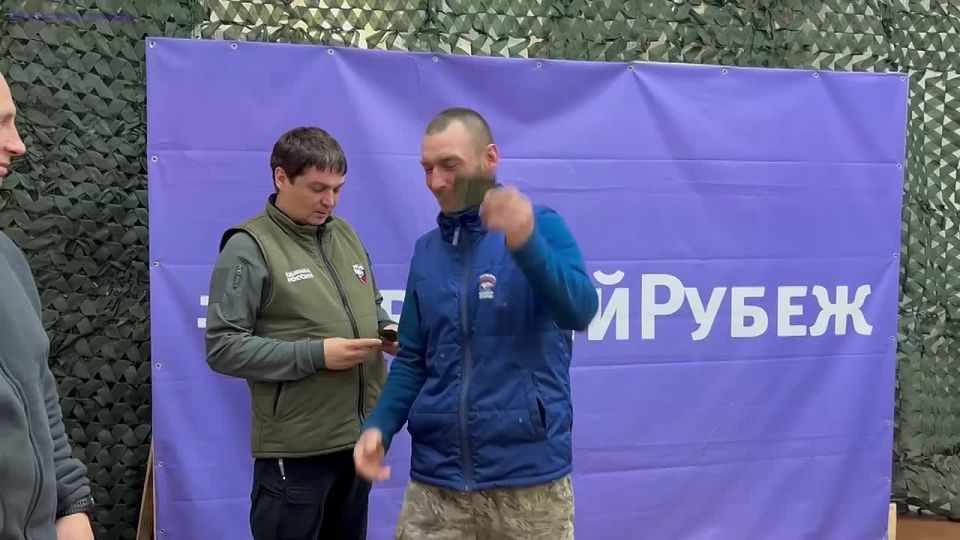 Игорь Кастюкевич: Курская область. Очередную партию именных шевронов вручили участникам 22-й смены лагеря Единой России «Курский рубеж»