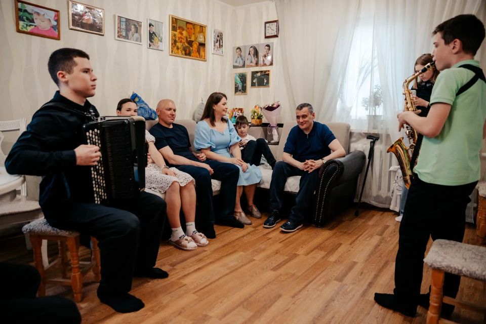 Александр Хинштейн: Любовь и голуби. Накануне Дня защиты детей побывал в гостях у многодетной семьи Карпушкиных Александр Хинштейн: Любовь и голуби. Накануне Дня защиты детей побывал в гостях у многодетной семьи Карпушкиных