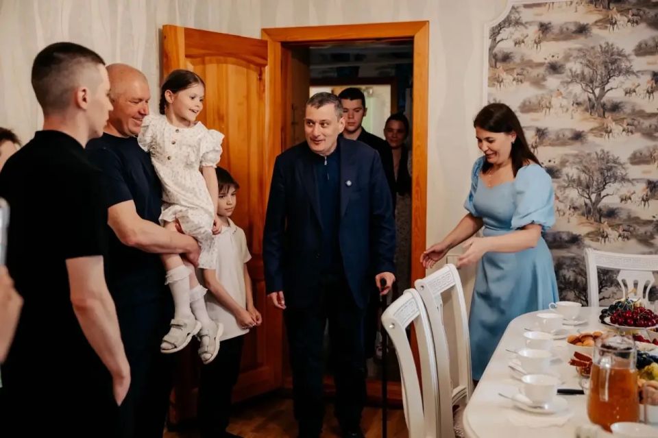 Александр Хинштейн встретился с многодетной семьей в канун Международного дня защиты детей Александр Хинштейн встретился с многодетной семьей в канун Международного дня защиты детей