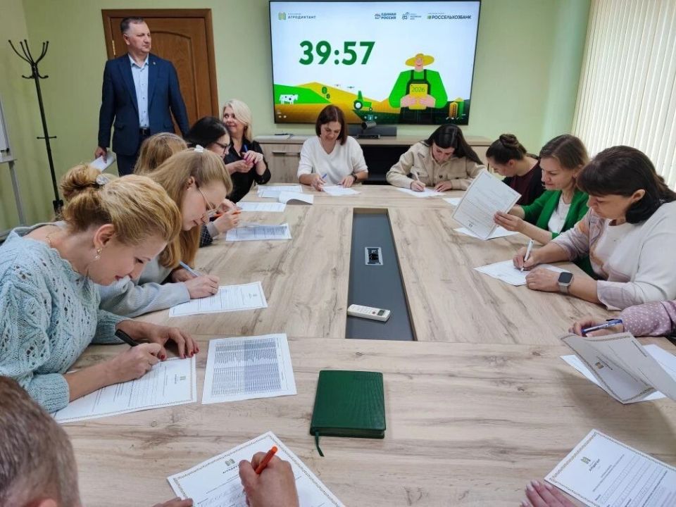 Завершился второй Всероссийский Агродиктант, организованный федеральным партийным проектом «Единой России» «Российское село» совместно с Россельхозбанком при поддержке Минсельхоза России Завершился второй Всероссийский Агродиктант, организованный федеральным партийным проектом «Единой России» «Российское село» совместно с Россельхозбанком при поддержке Минсельхоза России