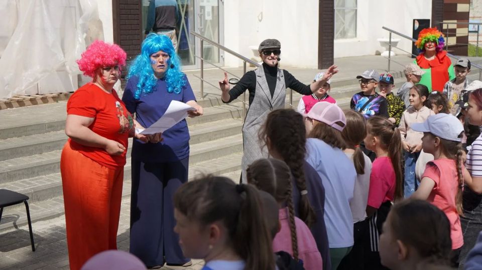 Сегодня, в Международный день защиты детей, на площади перед районным домом культуры состоялось яркое театрализованное представление «Радуга эмоций» Сегодня, в Международный день защиты детей, на площади перед районным домом культуры состоялось яркое театрализованное представление «Радуга эмоций»