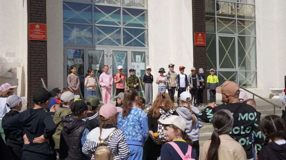 Сегодня, в Международный день защиты детей, на площади перед районным домом культуры состоялось яркое театрализованное представление «Радуга эмоций» Сегодня, в Международный день защиты детей, на площади перед районным домом культуры состоялось яркое театрализованное представление «Радуга эмоций»
