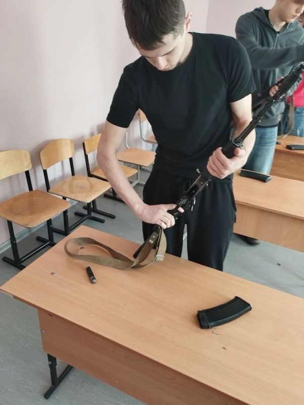 В последнюю неделю учебного года традиционно во всех средних общеобразовательных школах Суджанского района прошли ежегодные учебные сборы с юношами – обучающимися 10-х классов В последнюю неделю учебного года традиционно во всех средних общеобразовательных школах Суджанского района прошли ежегодные учебные сборы с юношами – обучающимися 10-х классов