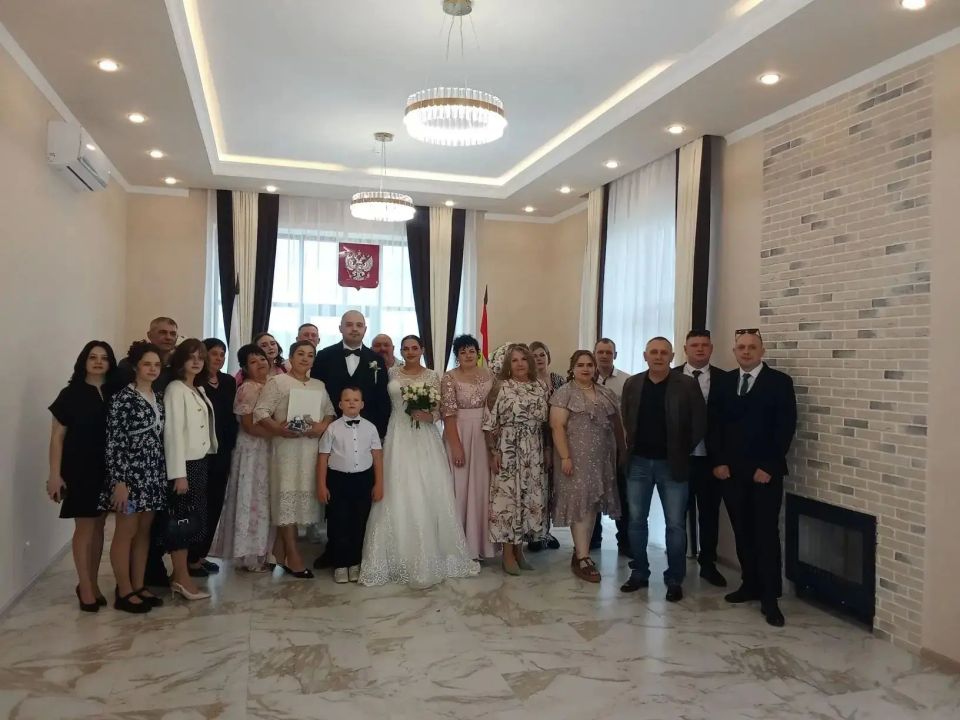 Весна, уступая дорогу лету, оставила нам на память свои лучшие подарки — новые истории любви Весна, уступая дорогу лету, оставила нам на память свои лучшие подарки — новые истории любви