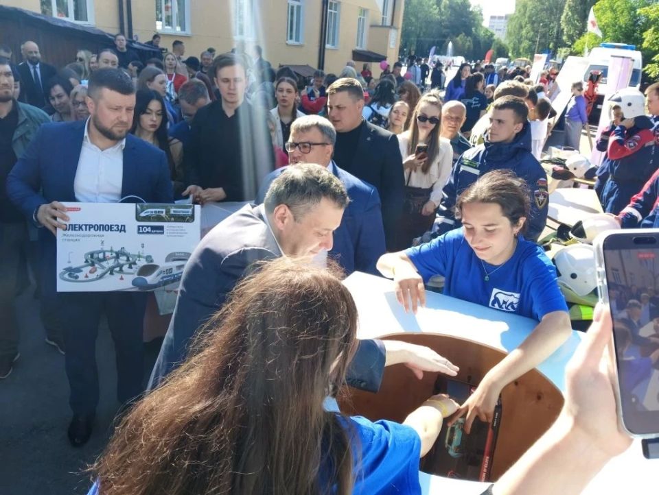 Александр Хинштейн принял участие в акции «Коробка храбрости» Александр Хинштейн принял участие в акции «Коробка храбрости»