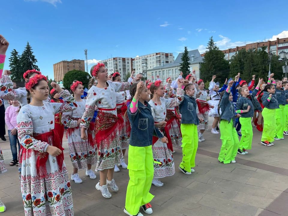 В Курске на Театральной площади прошел танцевальный флешмоб В Курске на Театральной площади прошел танцевальный флешмоб