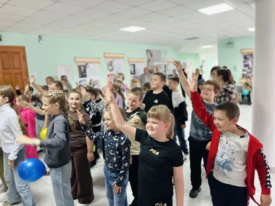 Сегодня в Мантуровском районном Центре досуга творилось что-то невообразимое — здесь отмечали День защиты детей, и, кажется, он точно запомнится ребятам! Сегодня в Мантуровском районном Центре досуга творилось что-то невообразимое — здесь отмечали День защиты детей, и, кажется, он точно запомнится ребятам!