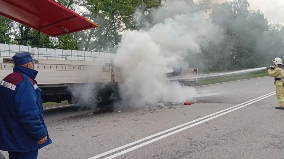 29.05.2026 года в 6:12 в ПЧ 45 Фатежского района Противопожарной службы комитета региональной безопасности Курской области поступило сообщение о загорании колес на прицепе у фуры «Scania» 29.05.2026 года в 6:12 в ПЧ 45 Фатежского района Противопожарной службы комитета региональной безопасности Курской области поступило сообщение о загорании колес на прицепе у фуры «Scania»