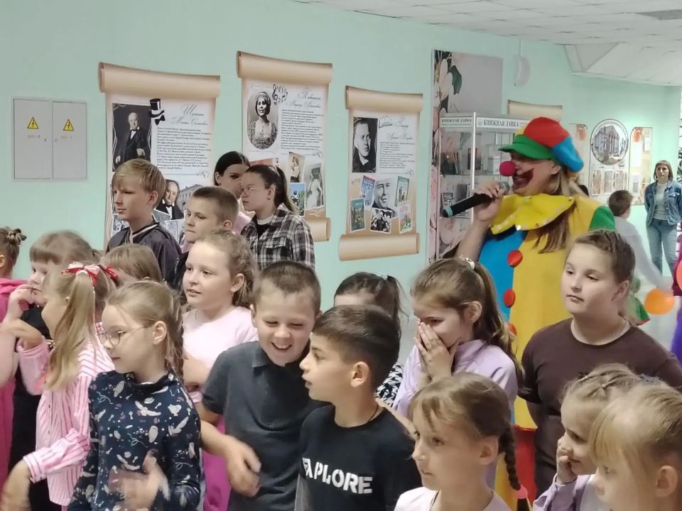 Сегодня в Мантуровском районном Центре досуга творилось что-то невообразимое — здесь отмечали День защиты детей, и, кажется, он точно запомнится ребятам! Сегодня в Мантуровском районном Центре досуга творилось что-то невообразимое — здесь отмечали День защиты детей, и, кажется, он точно запомнится ребятам!