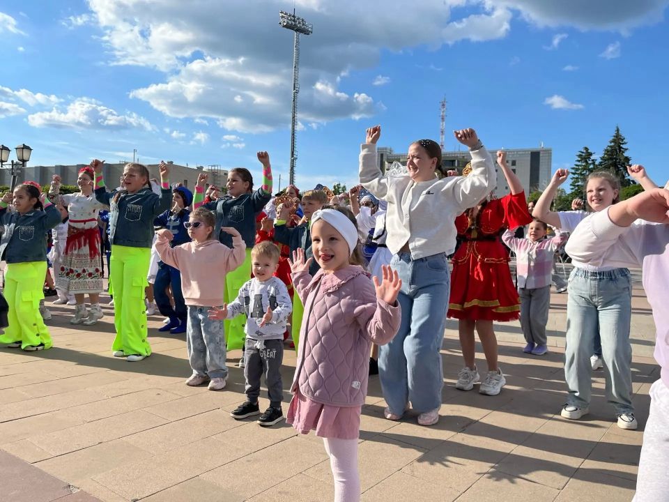 В Курске на Театральной площади прошел танцевальный флешмоб В Курске на Театральной площади прошел танцевальный флешмоб