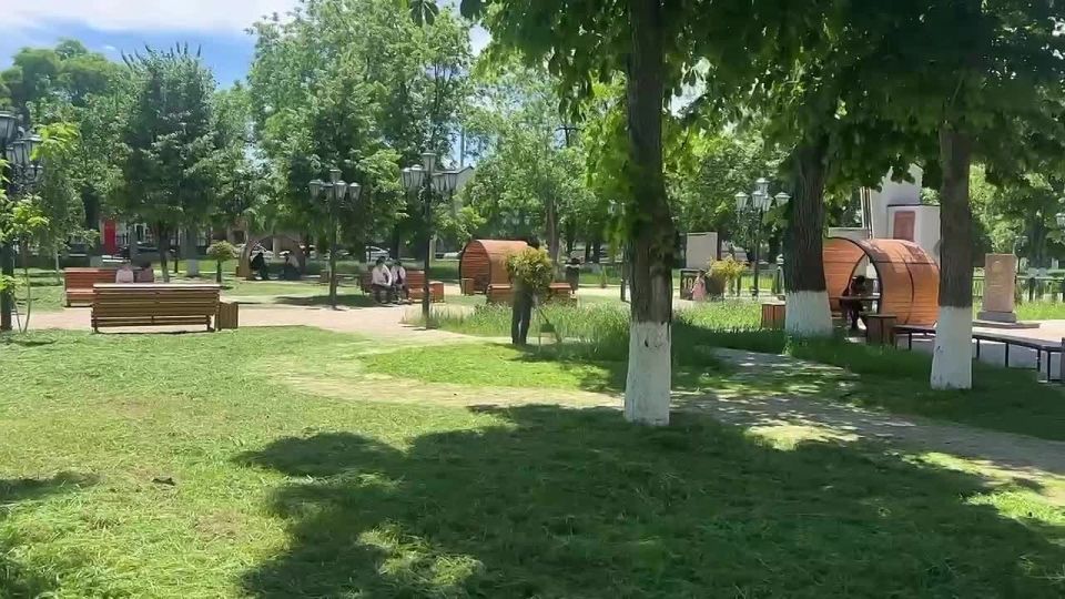 С приходом теплой погоды сотрудники ЖКХ продолжают работы по благоустройству общественных территорий