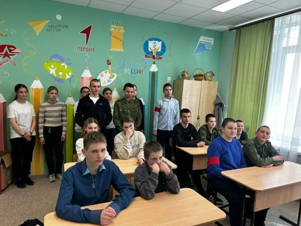 В рамках профориентационной работы в Солдатской школе, инспектор по делам несовершеннолетних Фатежского отдела полиции, старший лейтенант Ковалева А.А. рассказала обучающимся 7-9 классов о своей профессии В рамках профориентационной работы в Солдатской школе, инспектор по делам несовершеннолетних Фатежского отдела полиции, старший лейтенант Ковалева А.А. рассказала обучающимся 7-9 классов о своей профессии