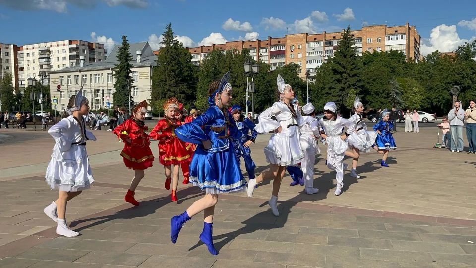 В Курске на Театральной площади прошел танцевальный флешмоб В Курске на Театральной площади прошел танцевальный флешмоб