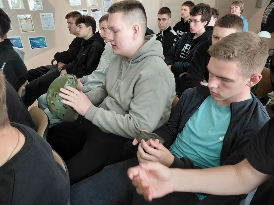 Для юношей 10 классов общеобразовательных школ Фатежского района, в рамках проведения 5-дневных учебных сборов, была организована встреча с добровольцем добровольческой бригады Барс-Курск Маниным Артемом Геннадиевичем Для юношей 10 классов общеобразовательных школ Фатежского района, в рамках проведения 5-дневных учебных сборов, была организована встреча с добровольцем добровольческой бригады Барс-Курск Маниным Артемом Геннадиевичем