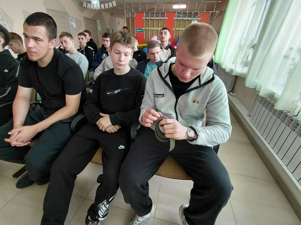 Для юношей 10 классов общеобразовательных школ Фатежского района, в рамках проведения 5-дневных учебных сборов, была организована встреча с добровольцем добровольческой бригады Барс-Курск Маниным Артемом Геннадиевичем Для юношей 10 классов общеобразовательных школ Фатежского района, в рамках проведения 5-дневных учебных сборов, была организована встреча с добровольцем добровольческой бригады Барс-Курск Маниным Артемом Геннадиевичем