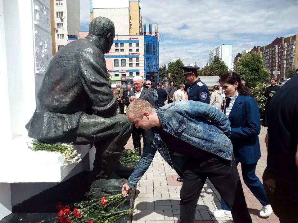 В Курске почтили память скульптора Вячеслава Клыкова В Курске почтили память скульптора Вячеслава Клыкова
