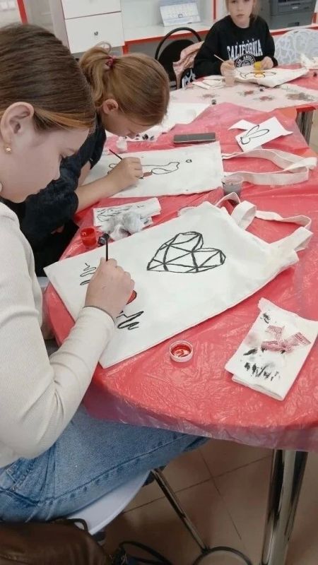 Молодые куряне создали авторские шопперы на мастер-классе «Мир в ярких красках» Молодые куряне создали авторские шопперы на мастер-классе «Мир в ярких красках»