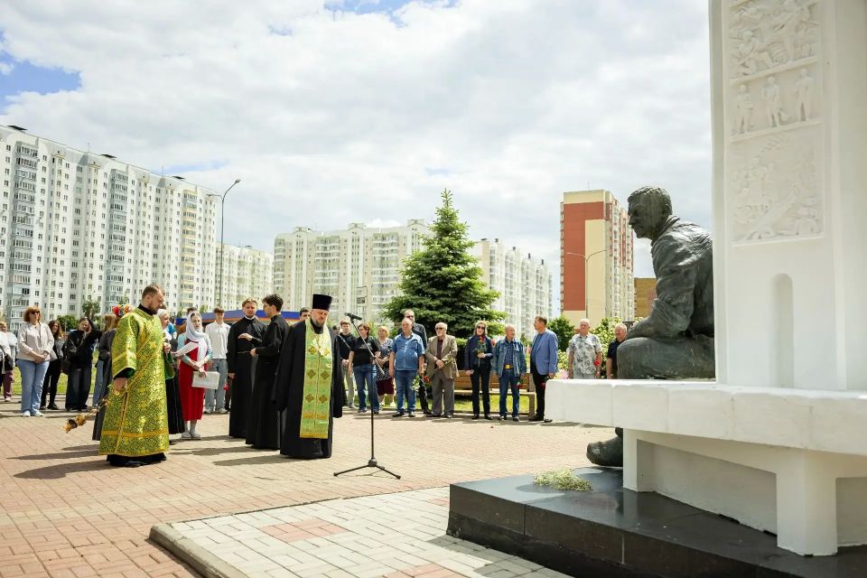 Сегодня исполнилось 20 лет со дня ухода из жизни народного художника Российской Федерации, скульптора Вячеслава Михайловича Клыкова — автора выдающихся произведений монументального искусства, ставших частью культурного... Сегодня исполнилось 20 лет со дня ухода из жизни народного художника Российской Федерации, скульптора Вячеслава Михайловича Клыкова — автора выдающихся произведений монументального искусства, ставших частью культурного...