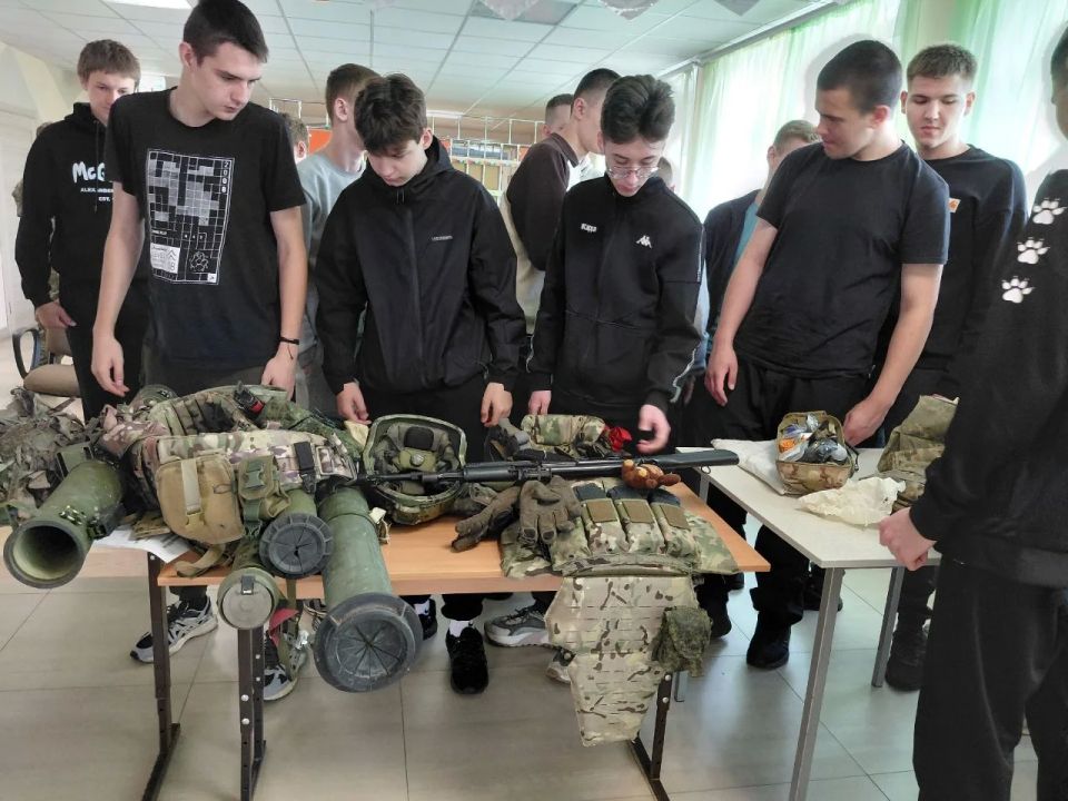 Для юношей 10 классов общеобразовательных школ Фатежского района, в рамках проведения 5-дневных учебных сборов, была организована встреча с добровольцем добровольческой бригады Барс-Курск Маниным Артемом Геннадиевичем Для юношей 10 классов общеобразовательных школ Фатежского района, в рамках проведения 5-дневных учебных сборов, была организована встреча с добровольцем добровольческой бригады Барс-Курск Маниным Артемом Геннадиевичем