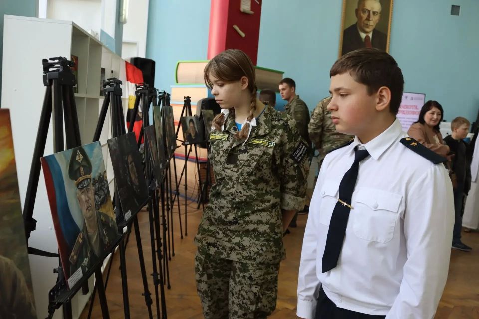 В Асеевке состоялось открытие передвижной выставки портретов участников специальной военной операции «Мы вместе В Асеевке состоялось открытие передвижной выставки портретов участников специальной военной операции «Мы вместе