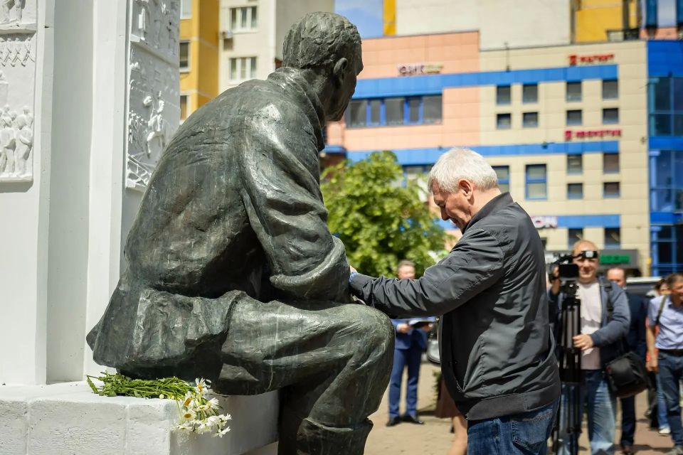 Сегодня исполнилось 20 лет со дня ухода из жизни народного художника Российской Федерации, скульптора Вячеслава Михайловича Клыкова — автора выдающихся произведений монументального искусства, ставших частью культурного... Сегодня исполнилось 20 лет со дня ухода из жизни народного художника Российской Федерации, скульптора Вячеслава Михайловича Клыкова — автора выдающихся произведений монументального искусства, ставших частью культурного...