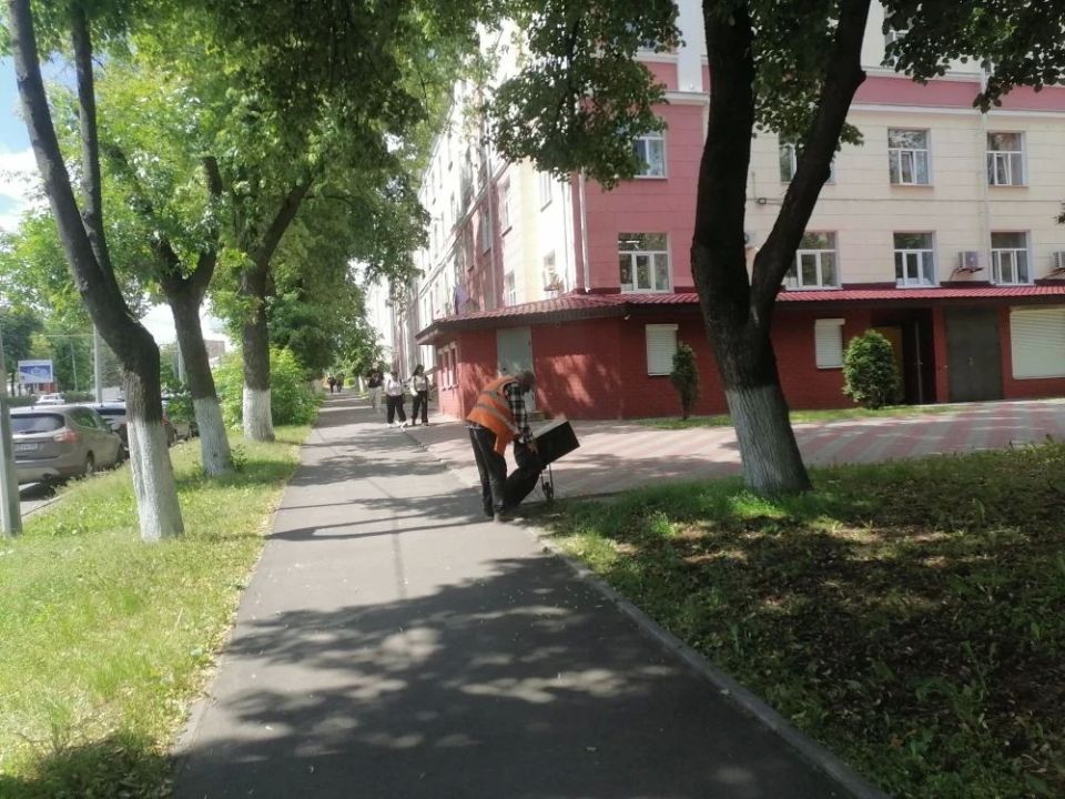 В общественных пространствах Курска работают 30 человек, а также задействованы 6 единиц спецтехники В общественных пространствах Курска работают 30 человек, а также задействованы 6 единиц спецтехники