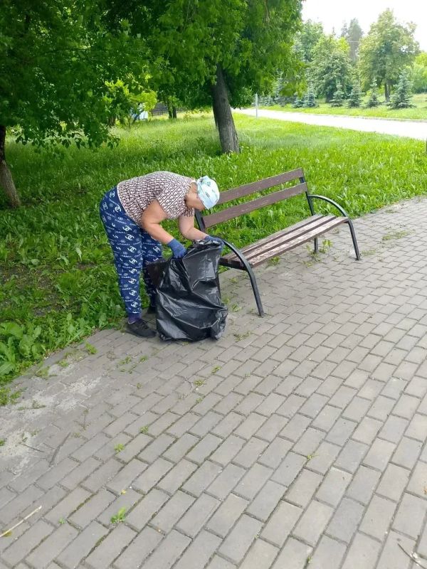 Общественные пространства Курска убирают 30 человек Общественные пространства Курска убирают 30 человек