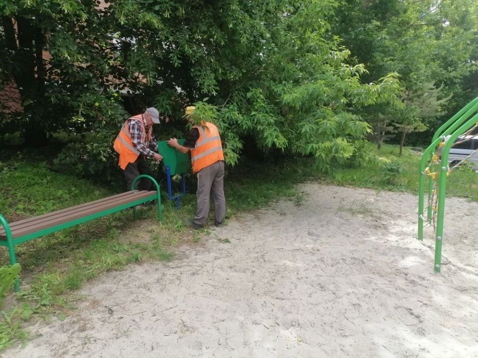 В общественных пространствах Курска работают 30 человек, а также задействованы 6 единиц спецтехники В общественных пространствах Курска работают 30 человек, а также задействованы 6 единиц спецтехники