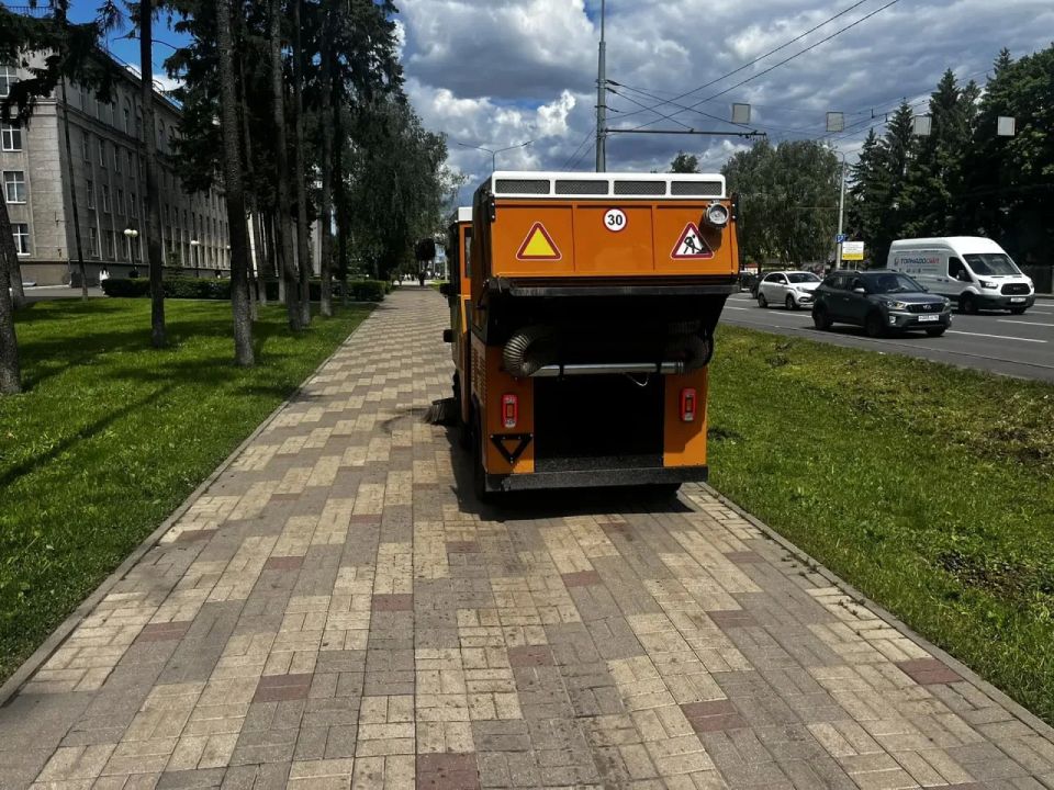Дорожные службы очищают Курск Дорожные службы очищают Курск