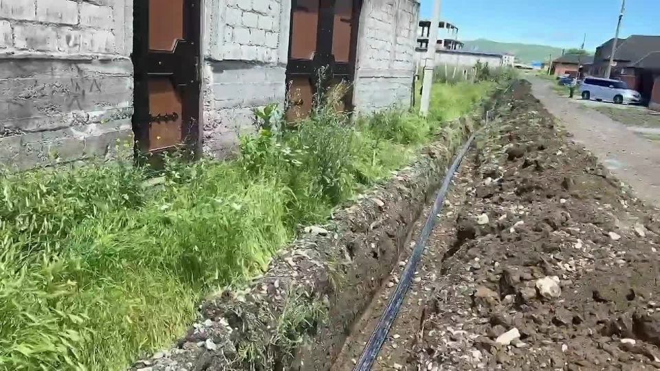 В рамках развития коммунальной инфраструктуры города специалистами ЖКХ ведутся работы по прокладке новой водопроводной линии на 1 переулке Калиматова