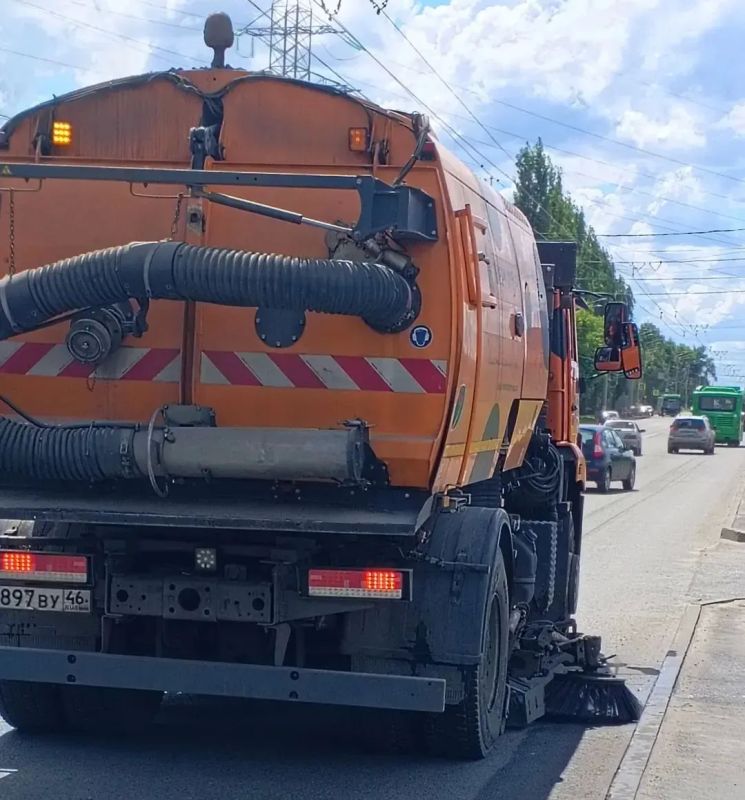 Дорожные службы очищают Курск Дорожные службы очищают Курск