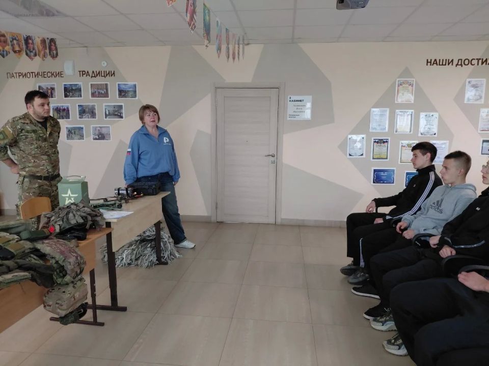 Для юношей 10 классов общеобразовательных школ Фатежского района, в рамках проведения 5-дневных учебных сборов, была организована встреча с добровольцем добровольческой бригады Барс-Курск Маниным Артемом Геннадиевичем Для юношей 10 классов общеобразовательных школ Фатежского района, в рамках проведения 5-дневных учебных сборов, была организована встреча с добровольцем добровольческой бригады Барс-Курск Маниным Артемом Геннадиевичем