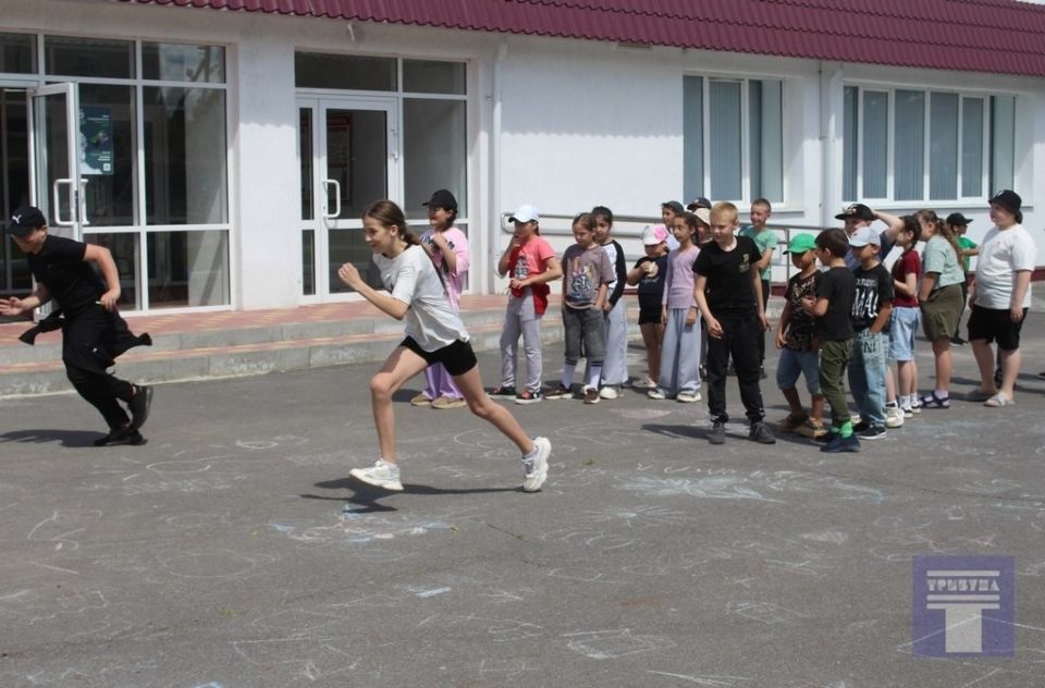 В рамках «Фестиваля детства», посвященного Дню защиты детей, Конышевский районный Дом культуры и Движение Первых представили юным жителям игровую программу «Путешествие в страну детства» В рамках «Фестиваля детства», посвященного Дню защиты детей, Конышевский районный Дом культуры и Движение Первых представили юным жителям игровую программу «Путешествие в страну детства»