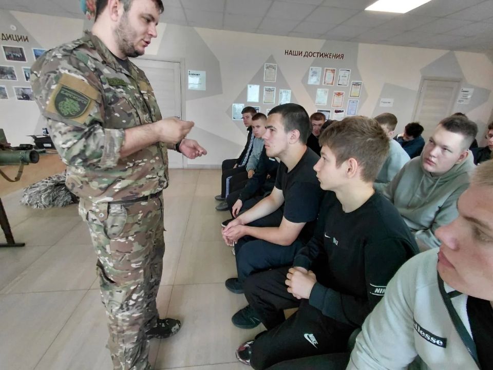 Для юношей 10 классов общеобразовательных школ Фатежского района, в рамках проведения 5-дневных учебных сборов, была организована встреча с добровольцем добровольческой бригады Барс-Курск Маниным Артемом Геннадиевичем Для юношей 10 классов общеобразовательных школ Фатежского района, в рамках проведения 5-дневных учебных сборов, была организована встреча с добровольцем добровольческой бригады Барс-Курск Маниным Артемом Геннадиевичем