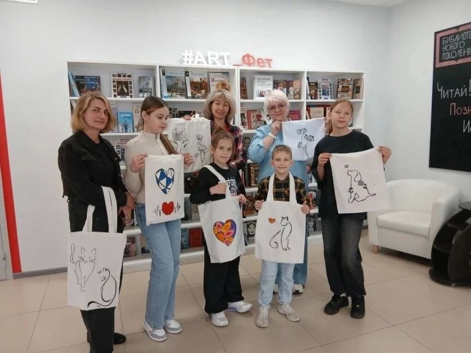Молодые куряне создали авторские шопперы на мастер-классе «Мир в ярких красках» Молодые куряне создали авторские шопперы на мастер-классе «Мир в ярких красках»