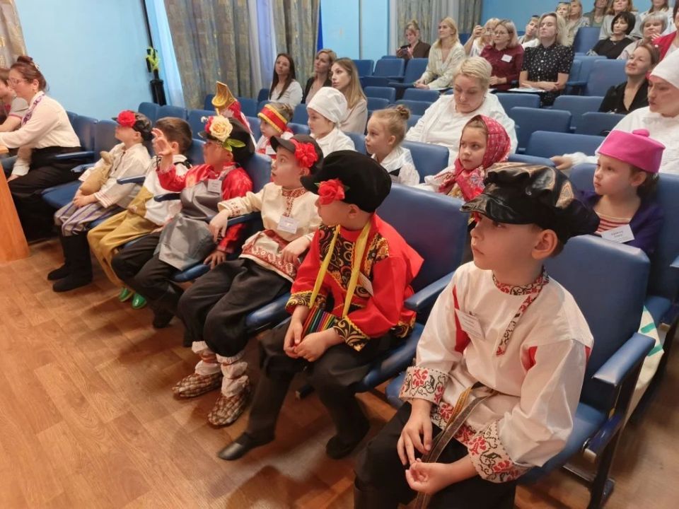 Юные артисты выступают на фестивале, приуроченном к предстоящему 1000-летию Курска Юные артисты выступают на фестивале, приуроченном к предстоящему 1000-летию Курска