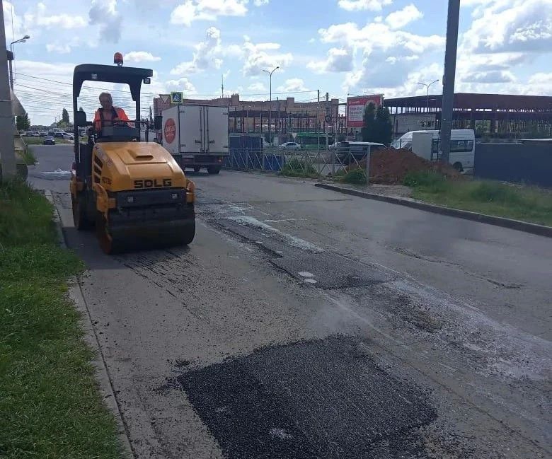 В Курске перекладывают плитку на перекрестке улиц Радищева – Садовая В Курске перекладывают плитку на перекрестке улиц Радищева – Садовая
