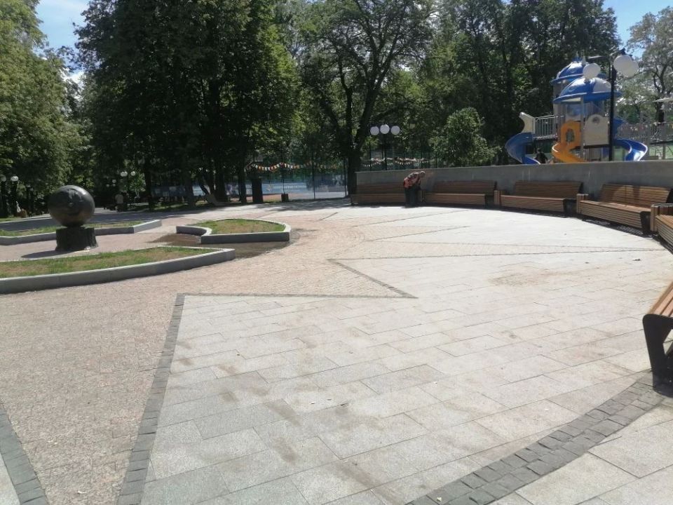В общественных пространствах Курска работают 30 человек, а также задействованы 6 единиц спецтехники В общественных пространствах Курска работают 30 человек, а также задействованы 6 единиц спецтехники