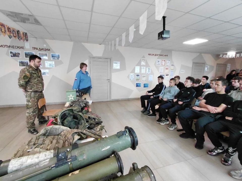 Для юношей 10 классов общеобразовательных школ Фатежского района, в рамках проведения 5-дневных учебных сборов, была организована встреча с добровольцем добровольческой бригады Барс-Курск Маниным Артемом Геннадиевичем Для юношей 10 классов общеобразовательных школ Фатежского района, в рамках проведения 5-дневных учебных сборов, была организована встреча с добровольцем добровольческой бригады Барс-Курск Маниным Артемом Геннадиевичем