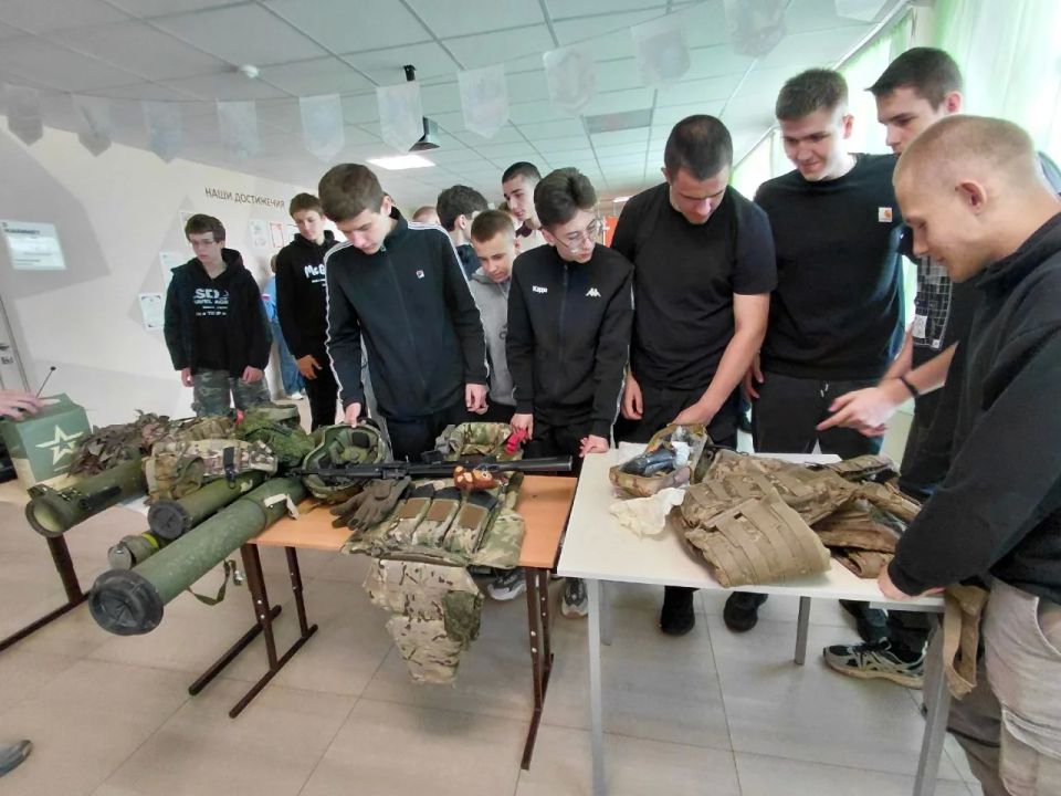 Для юношей 10 классов общеобразовательных школ Фатежского района, в рамках проведения 5-дневных учебных сборов, была организована встреча с добровольцем добровольческой бригады Барс-Курск Маниным Артемом Геннадиевичем Для юношей 10 классов общеобразовательных школ Фатежского района, в рамках проведения 5-дневных учебных сборов, была организована встреча с добровольцем добровольческой бригады Барс-Курск Маниным Артемом Геннадиевичем