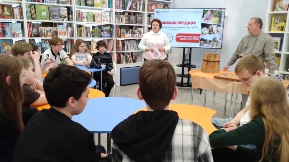 Курские школьники осваивали древнее бондарное ремесло Курские школьники осваивали древнее бондарное ремесло