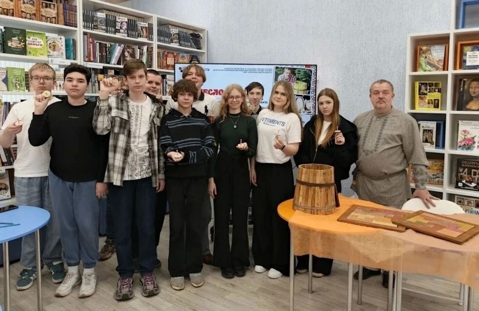 Курские школьники осваивали древнее бондарное ремесло Курские школьники осваивали древнее бондарное ремесло