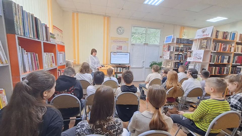 В рамках антинаркотического месячника «Курский край — без наркотиков!» в библиотекефилиале № 14 прошел урок для учеников школы № 42 им. Б.Г. Шуклина В рамках антинаркотического месячника «Курский край — без наркотиков!» в библиотекефилиале № 14 прошел урок для учеников школы № 42 им. Б.Г. Шуклина