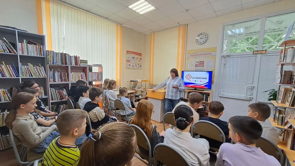 В рамках антинаркотического месячника «Курский край — без наркотиков!» в библиотекефилиале № 14 прошел урок для учеников школы № 42 им. Б.Г. Шуклина