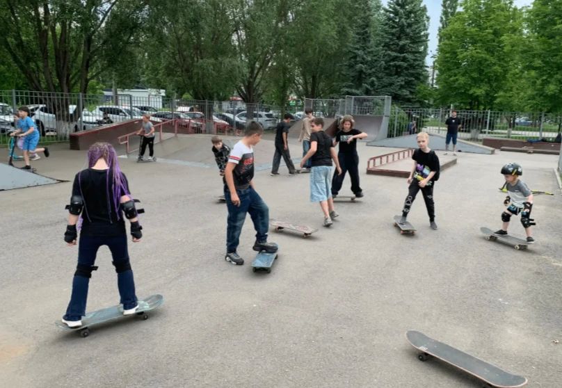 В курском скейт-парке «Гелиос» проводят бесплатные занятия скейтбординга