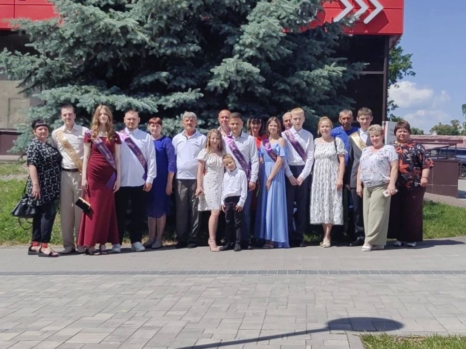 Вручение аттестатов. Получение аттестата – значимое событие для каждого ученика, ведь аттестат – это не только общая оценка школьных успехов выпускников, но и путевка во взрослую жизнь для многих ребят Вручение аттестатов. Получение аттестата – значимое событие для каждого ученика, ведь аттестат – это не только общая оценка школьных успехов выпускников, но и путевка во взрослую жизнь для многих ребят