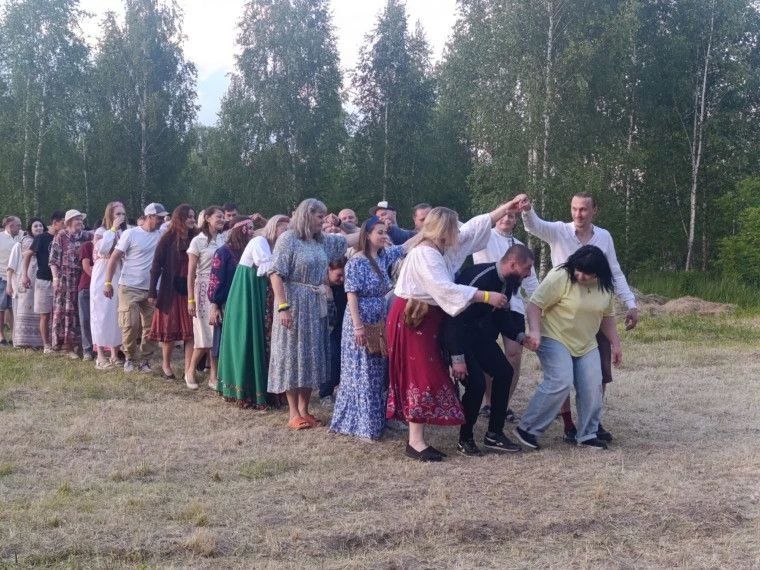 6 июня участники клуба молодой семьи "СемьЯ" отправились в путешествие по народным традициям в Железногорский район на "Ярильские игрища" 6 июня участники клуба молодой семьи "СемьЯ" отправились в путешествие по народным традициям в Железногорский район на "Ярильские игрища"