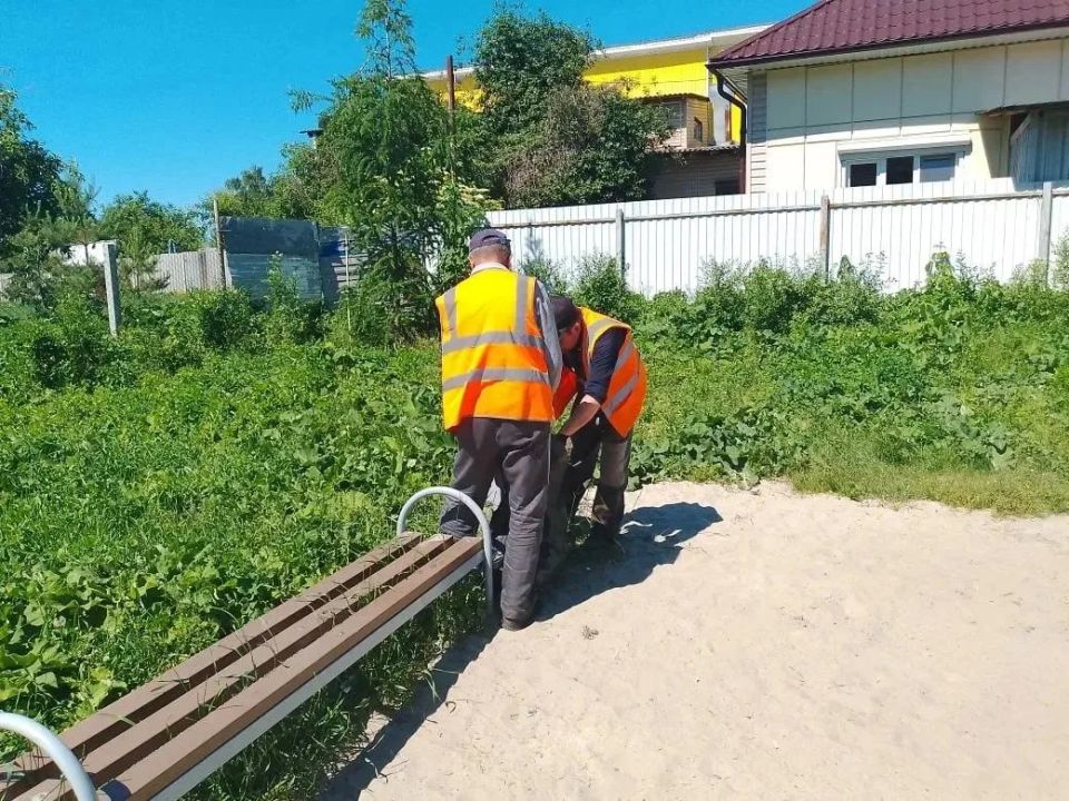 Курские коммунальщики продолжают облагораживать общественные пространства города Курские коммунальщики продолжают облагораживать общественные пространства города
