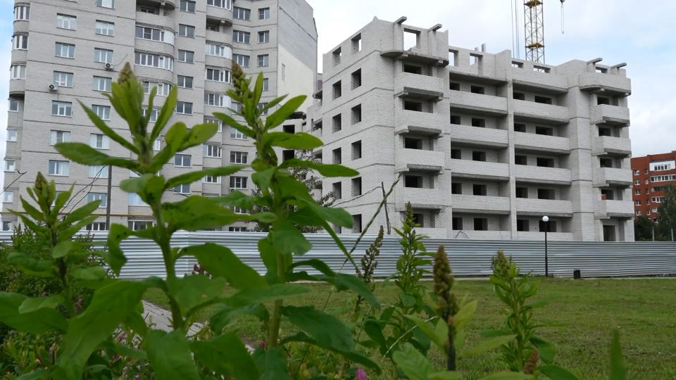 Губернатор Курской области Александр Хинштейн обратил внимание на недостроенный МКД в Железногорске